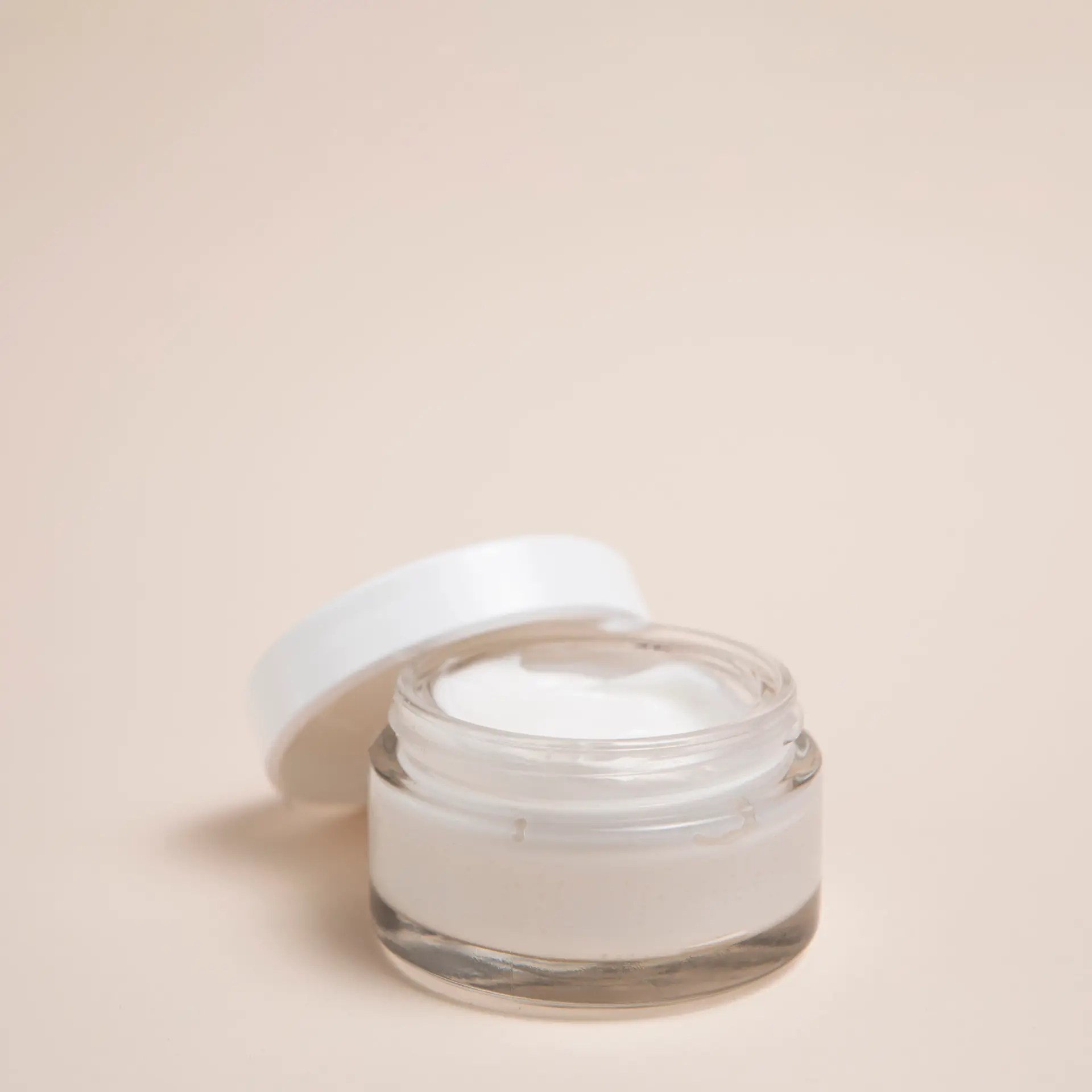close-up-shot-body-cream-with-plain-background close-up-shot-body-cream-with-plain-background